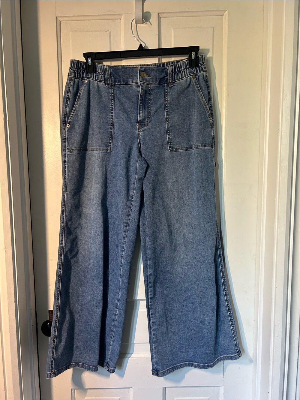 Women's Light Wash Wide-Leg Jeans with Patch Pockets